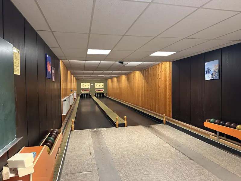 Die zwei Kegelbahnen im Restaurant Bürgerhaus Zellhausen mit Holzverkleidung und Kugelablage