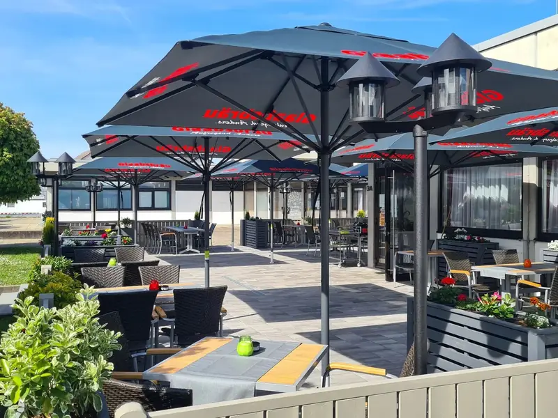 Terrasse des Restaurant Bürgerhaus Zellhausen mit Sonnenschirmen und Tischen im Freien